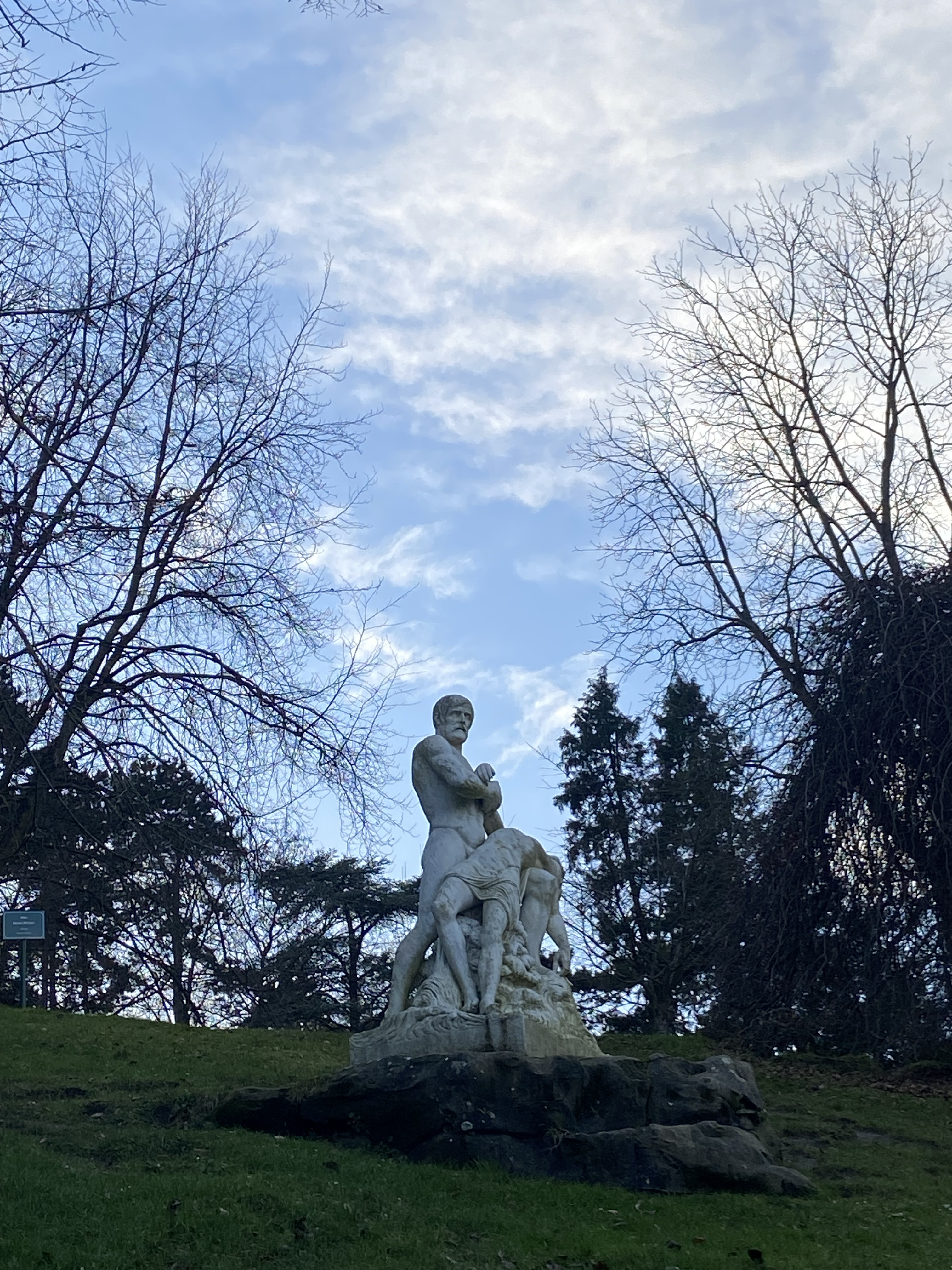 picture of a statue v1